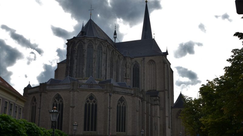 Kerkklokken luiden eind van de middag voor Oekraïne