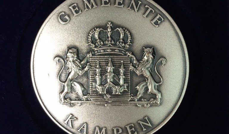 Zilveren legpenning van de gemeente Kampen voor de heer G.J. Brouwer