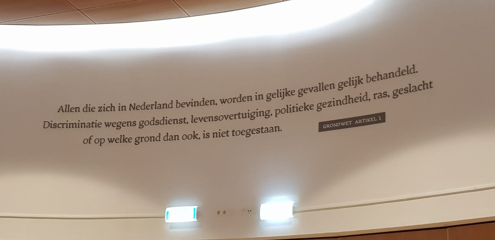 Raadsleden gemeente Kampen geven artikel 1 van de Grondwet prominente plek in raadzaal stadhuis
