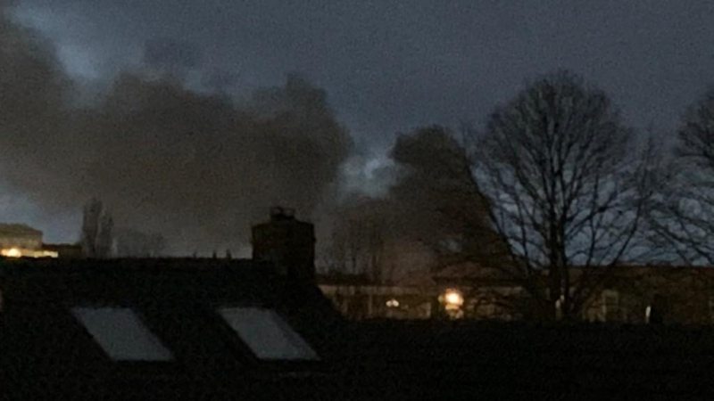 Grote brand op industrieterrein Kampen, politie zegt blijf thuis!
