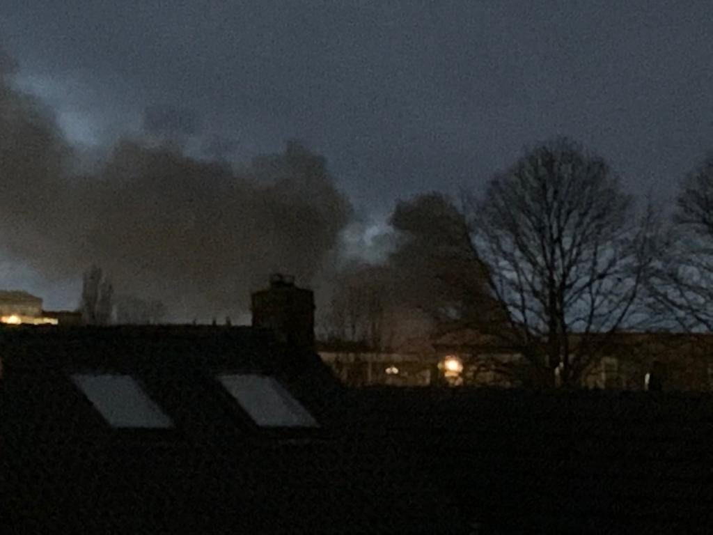 Grote brand op industrieterrein Kampen, politie zegt blijf thuis!