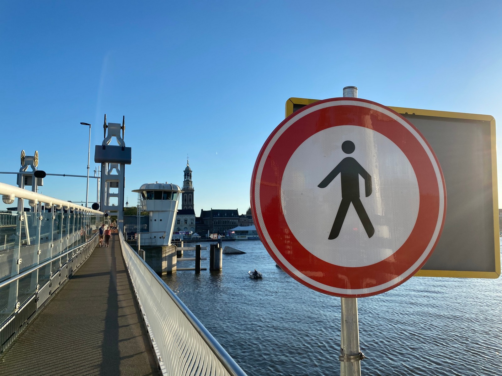 Kampen Sociaal wil van eenrichtingsverkeer voetgangers Stadsbrug af