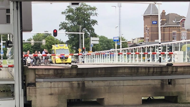 Ambulance staat te wachten voor een open brug, hoe kan dat?