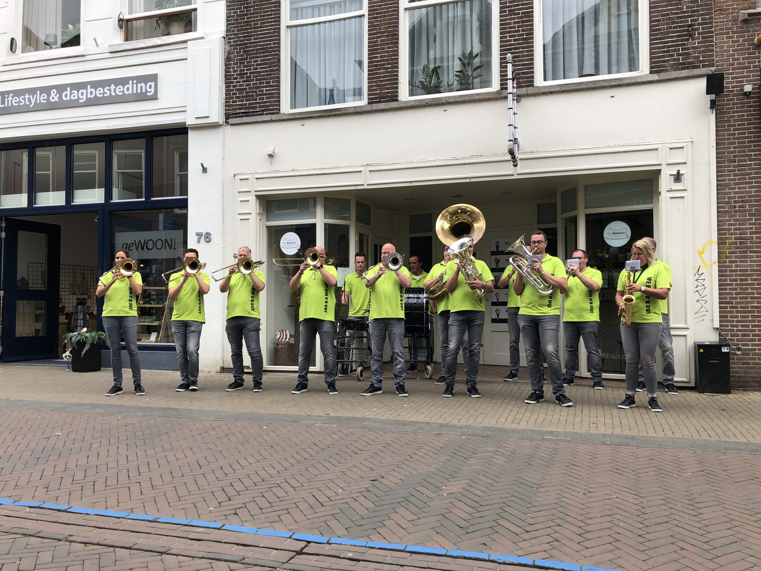 Blaasorkest We Bin D’r Uut zorgt voor sfeer op Kamper Oudestraat
