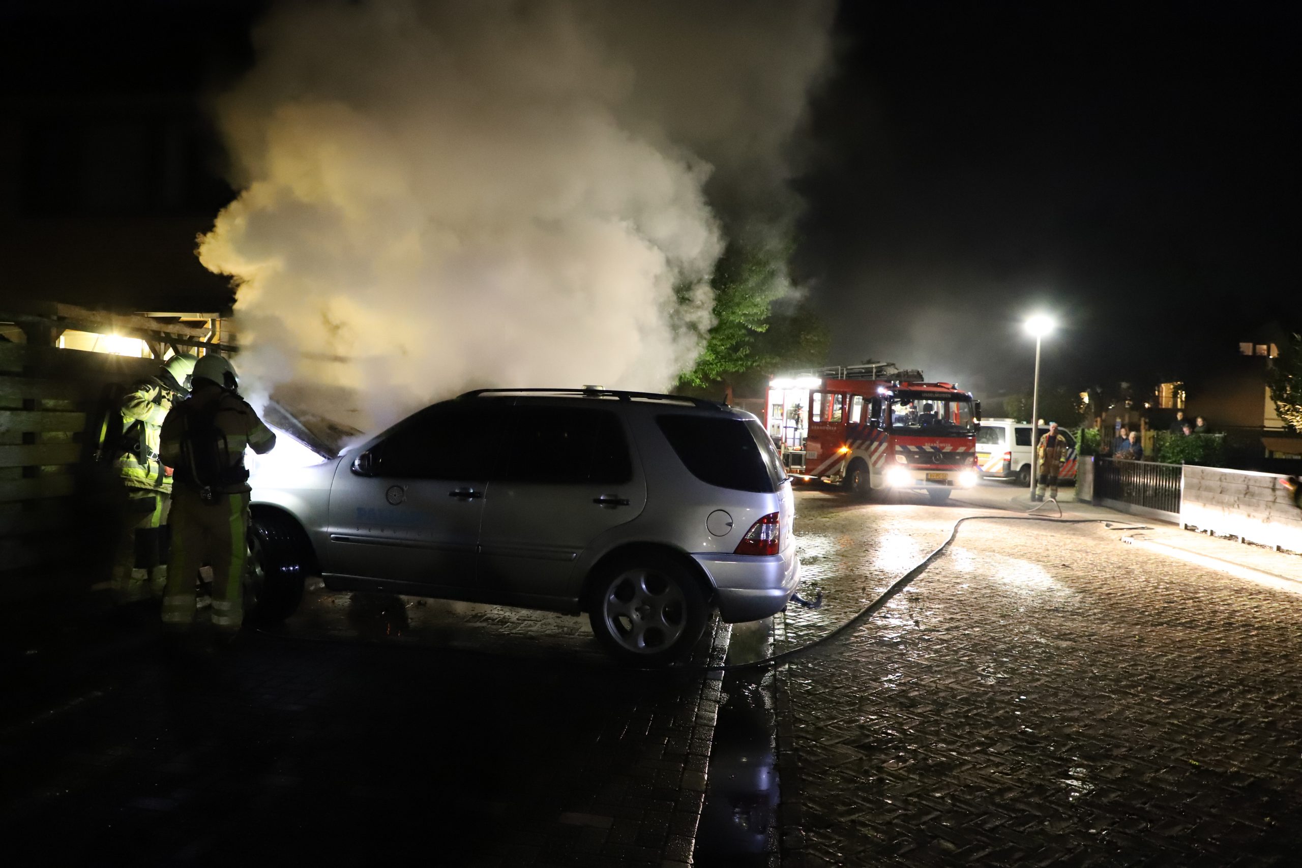 Brandweer rukt uit voor brand in bedrijfsauto