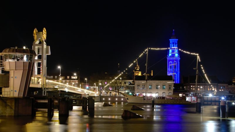 Stadsbrug en Nieuwe Toren in kleuren vlag Oekraïne