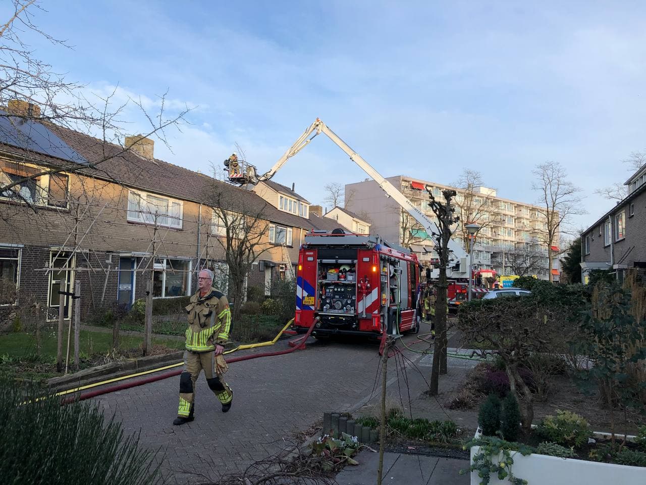 Brandweer rukt uit voor woningbrand aan de Beyerinckstraat in Kampen