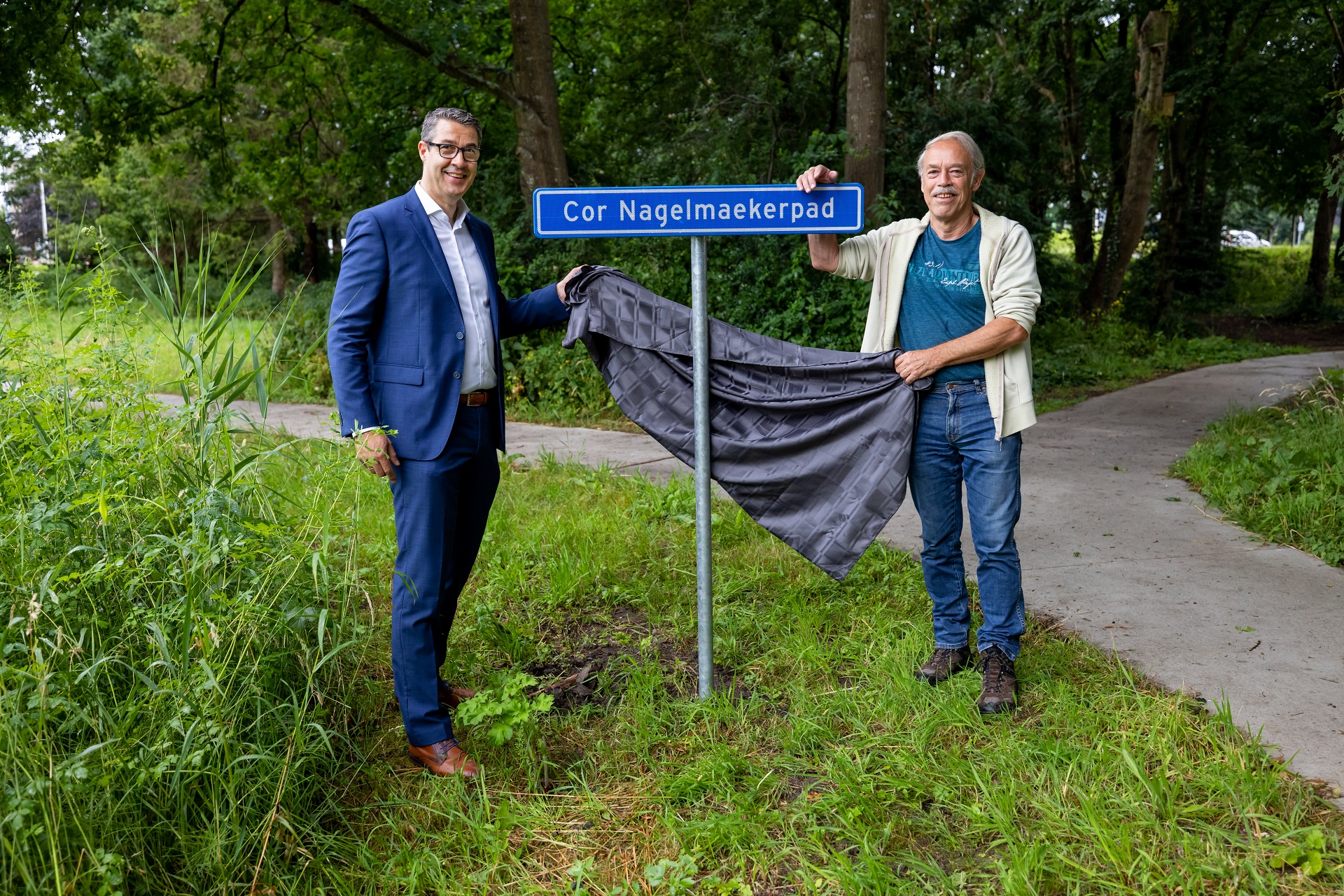 Gemeente eert Cor Nagelmaeker met bord aan vernieuwde Heemtuin Kampen