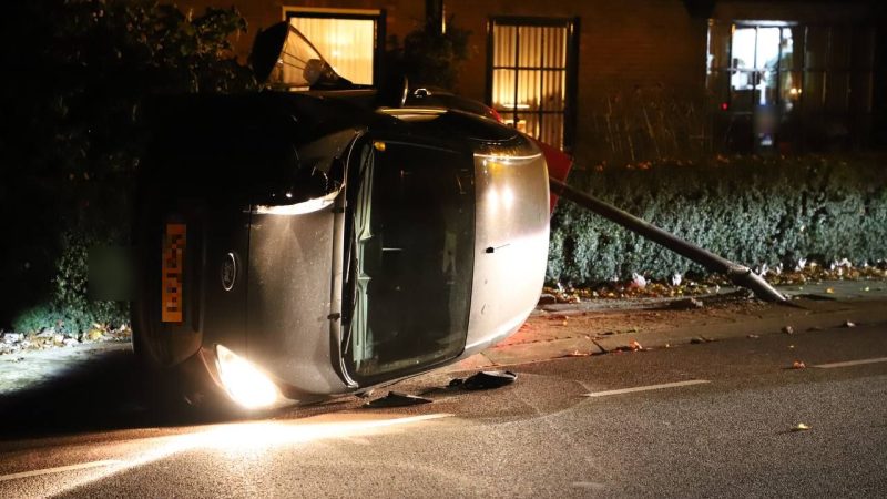 Auto op de zijkant door eenzijdig ongeval op Burgemeester van Engelenweg
