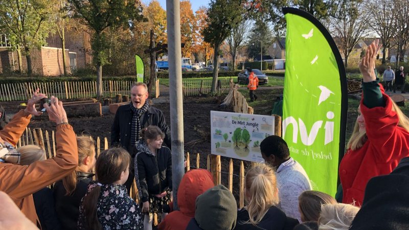 Eerste boom geplant Tiny Forest basisschool de Mirt