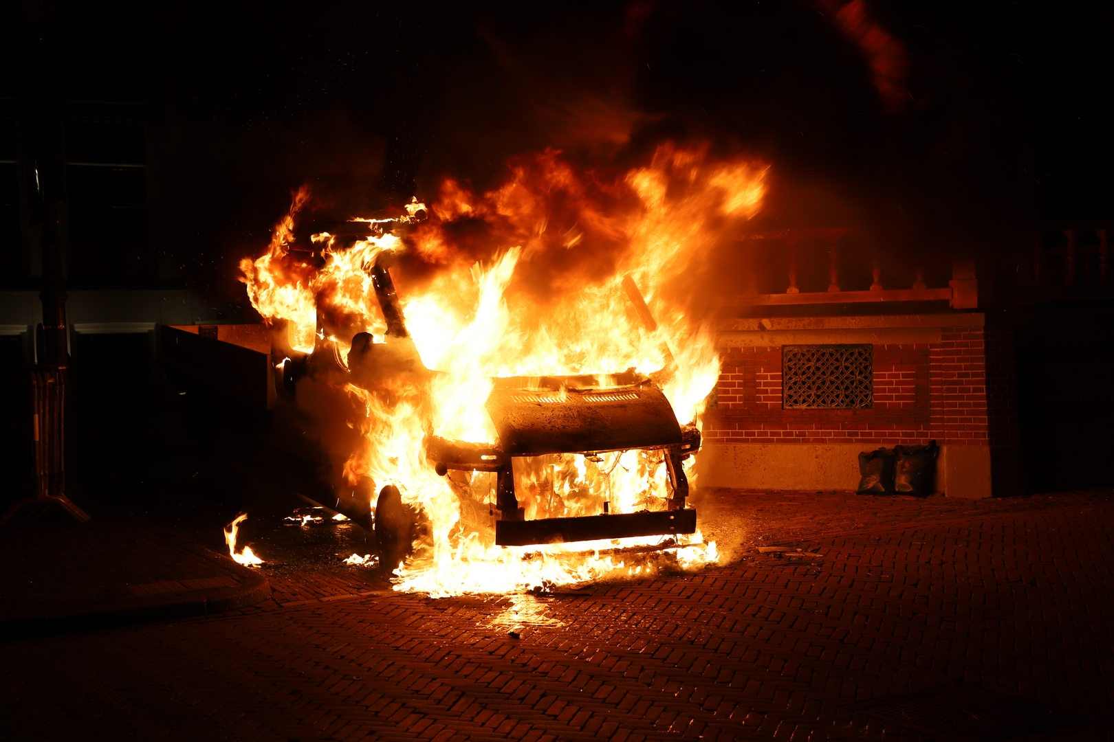 Bedrijfswagen brand uit naast historische Muziektent Nieuw markt