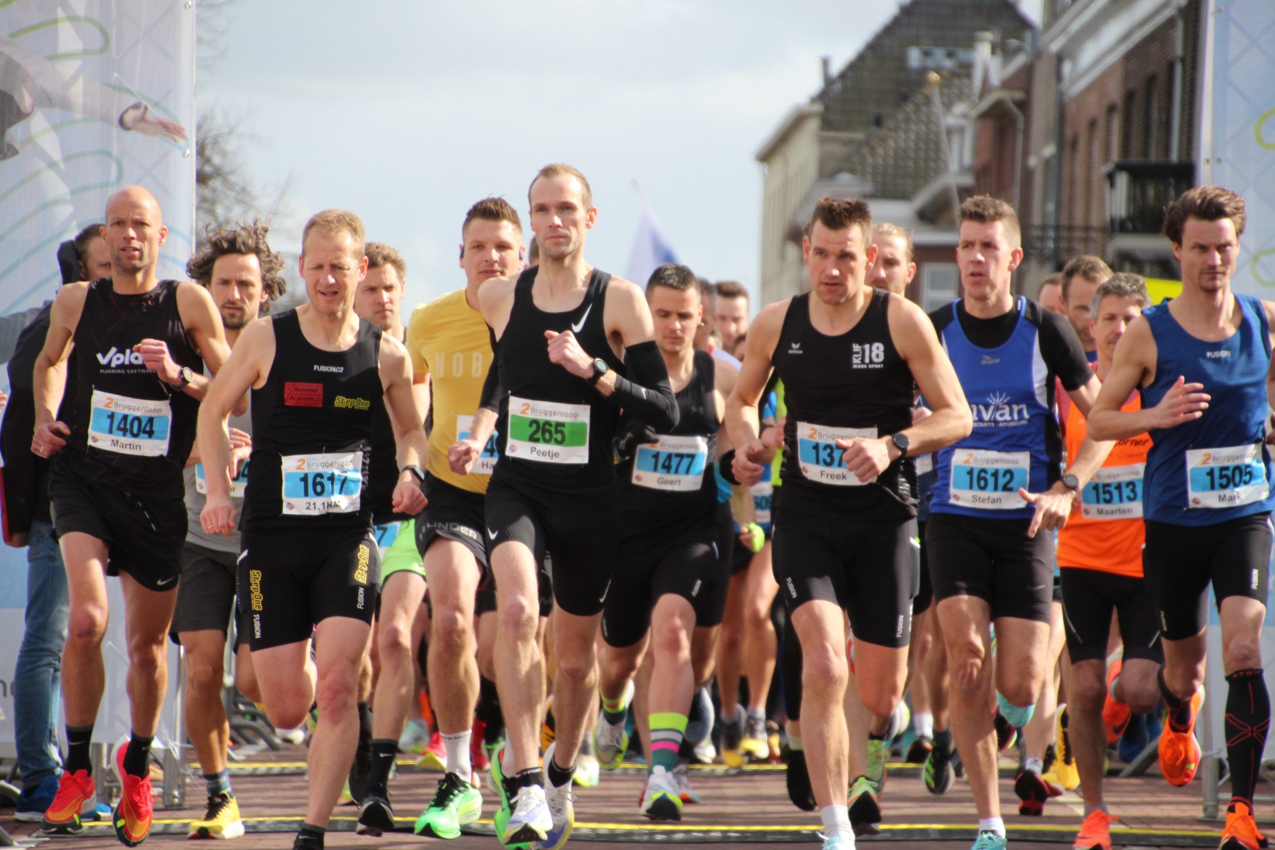 Deelnemers 2bruggenloop dwars door de Bovenkerk (Foto’s)